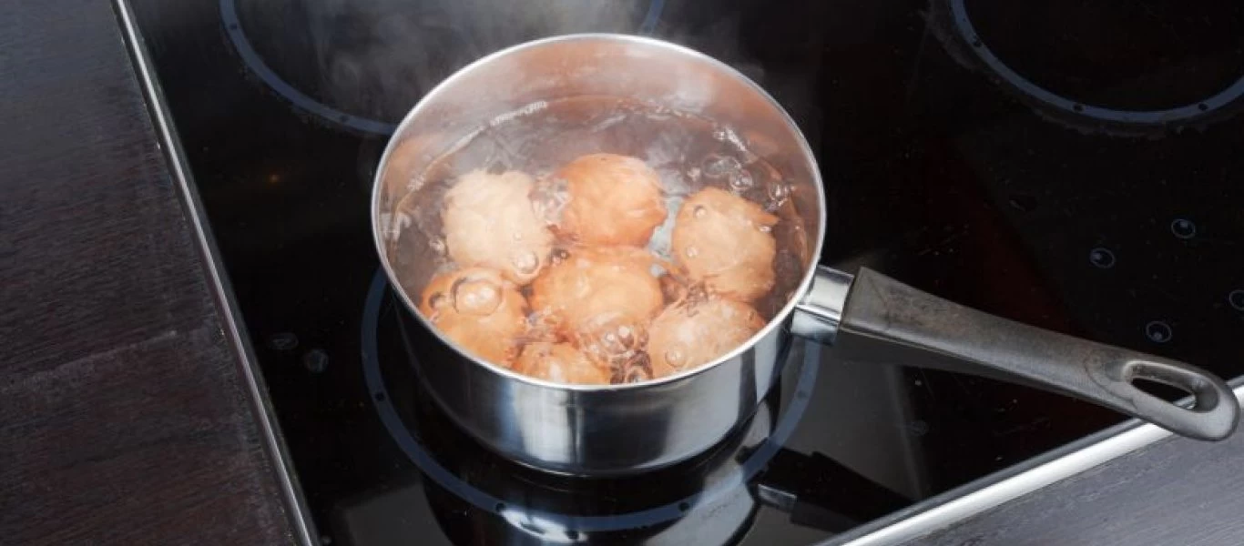 Αβγά που σπάνε στο βράσιμο; Το κόλπο που θα σας «λύσει» τα χέρια!